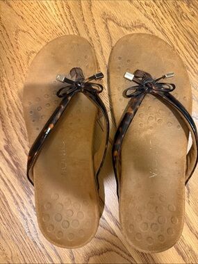 Vionic Women's Tortoiseshell Bow Thong Sandals - Brown